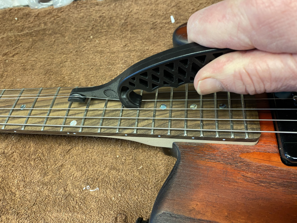 streching in guitar strings